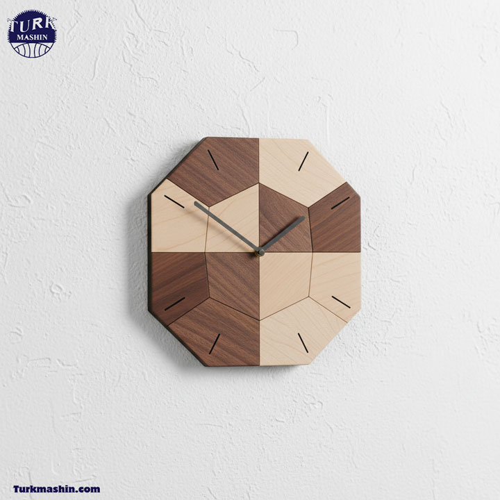 یک ساعت دیواری چوبی مدرن و هندسی به شکل شش‌ضلعی، ترکیبی از چوب گردوی تیره و چوب توس روشن با عقربه‌های مینیمال. نصب شده روی یک دیوار سفید بافت‌دار، نورپردازی محیطی ملایم، سبک مجلات طراحی داخلی، فوکوس دقیق.